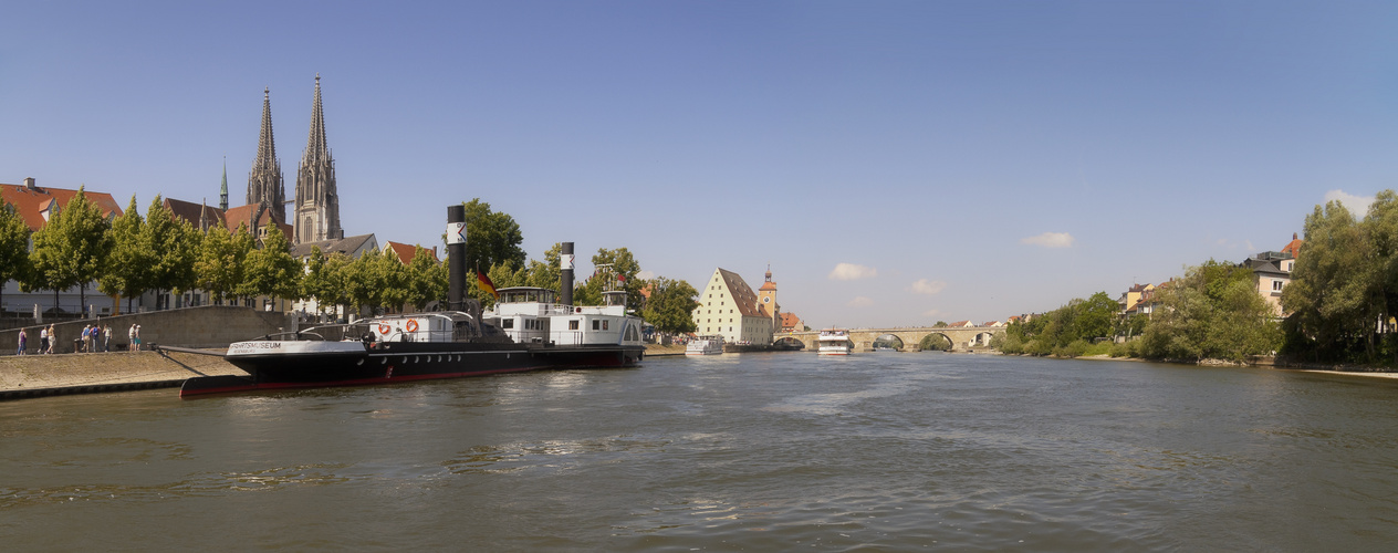 Regensburg bei schönstem Wetter - Blick auf die Steinerne Brücke und den Dom