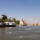 Regensburg bei schönstem Wetter - Blick auf die Steinerne Brücke und den Dom