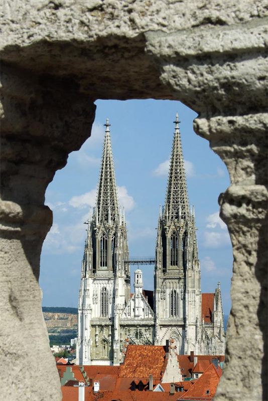 Regensburg - Dom durch Steingeländer