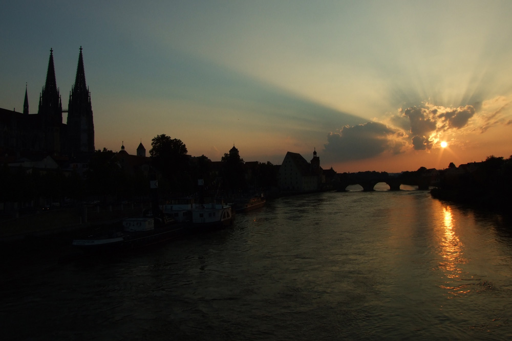 Regensburg - Dom und Steinerne Brücke im Sonnenuntergang