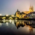 Regensburg: Donauflimmern am Nebelabend.