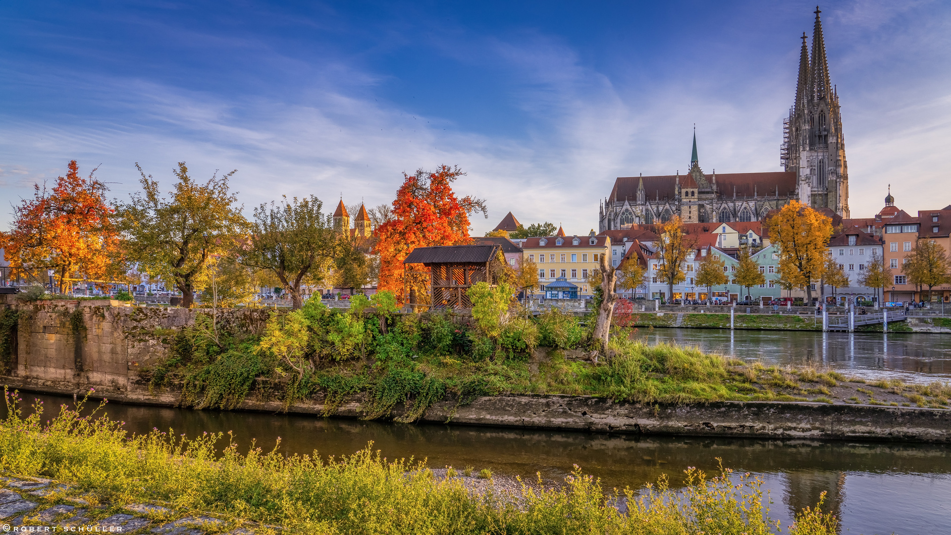 Regensburg geschmückt mit Herbstfarben