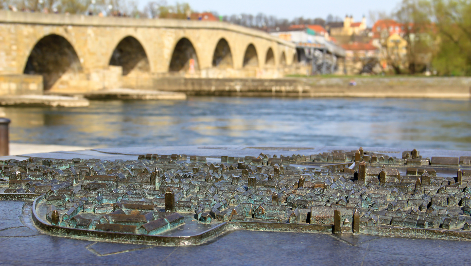 Regensburg, im Hintergrund die Steinerne Brücke