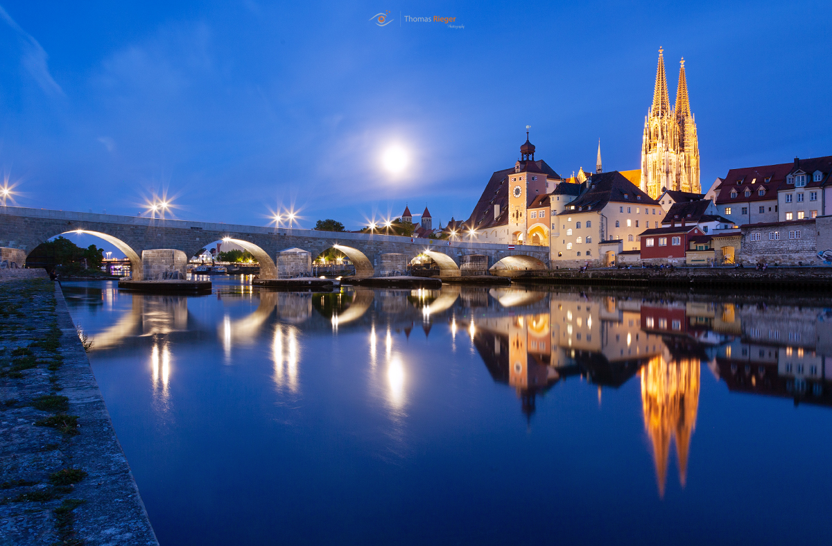 Regensburg im Mondschein