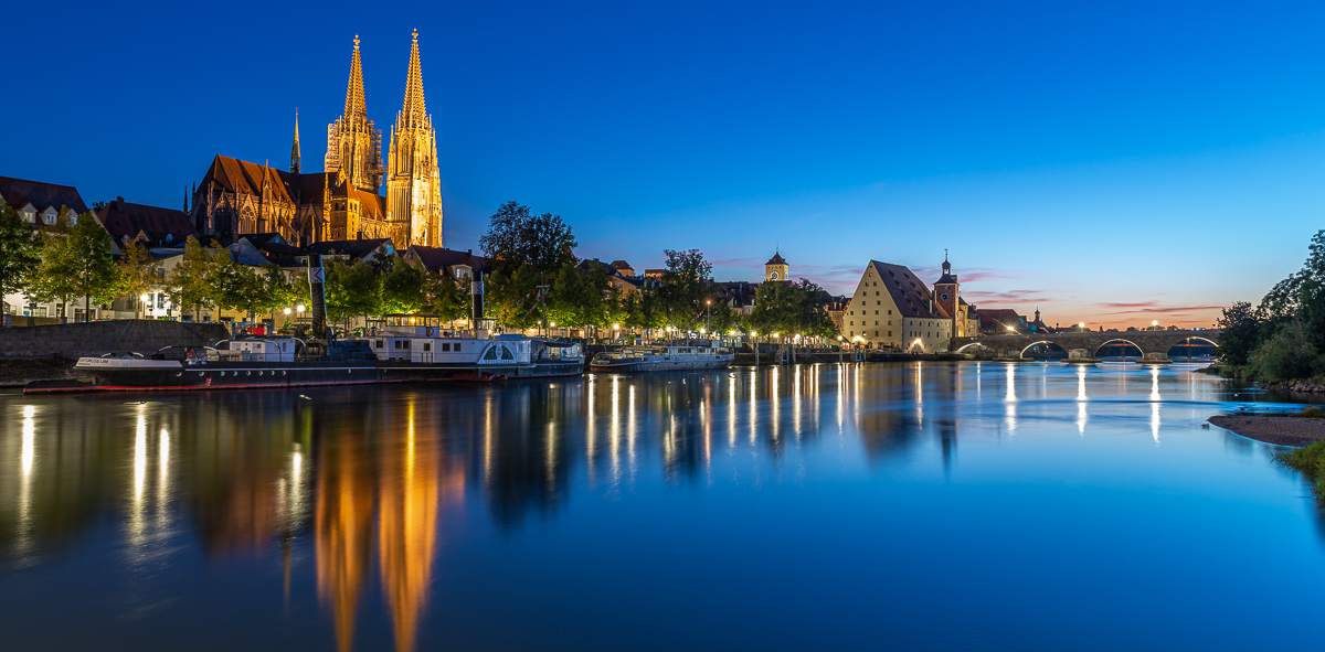 Regensburg in der blauen Stunde Foto & Bild | architektur, deutschland ...