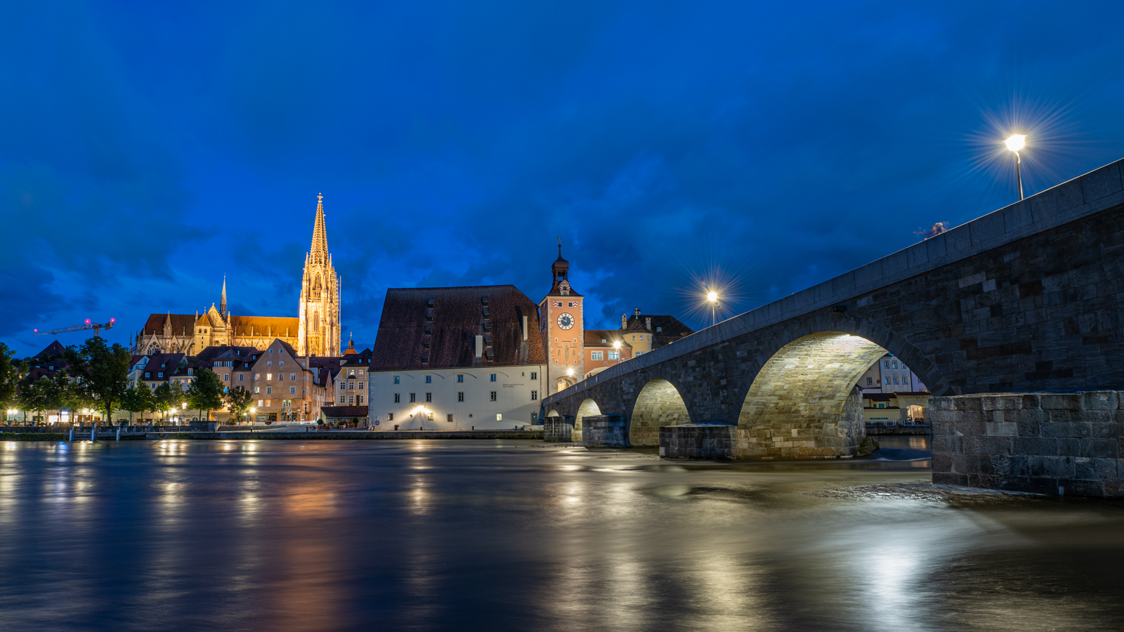 Regensburg in der blauen Stunde