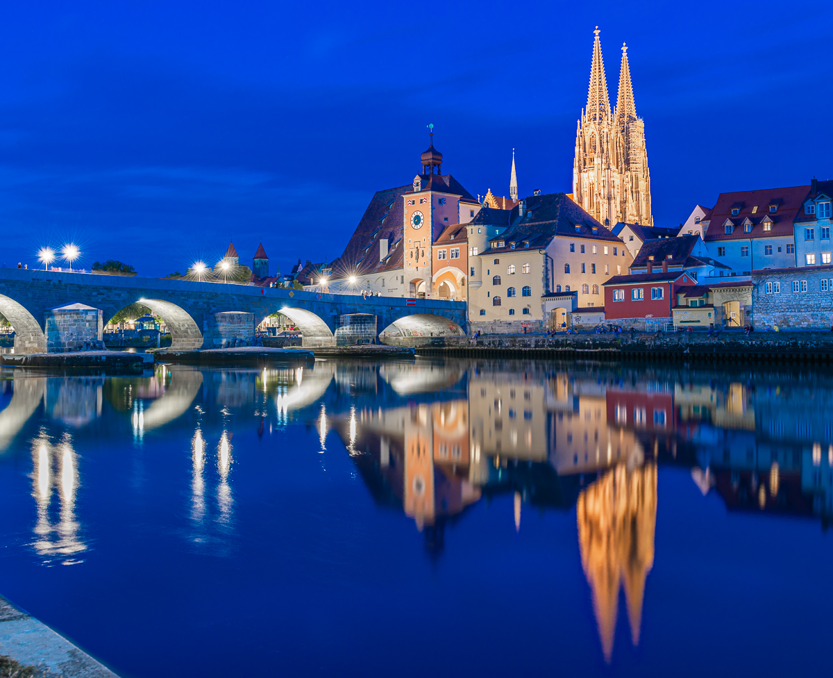 Regensburg in der blauen Stunde