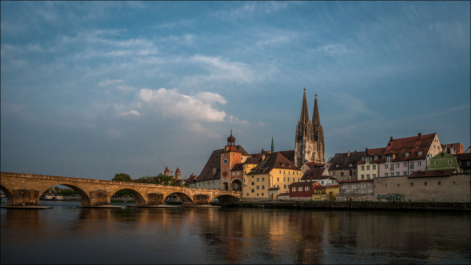 Regensburg mit Steinerner Brücke, April 2009