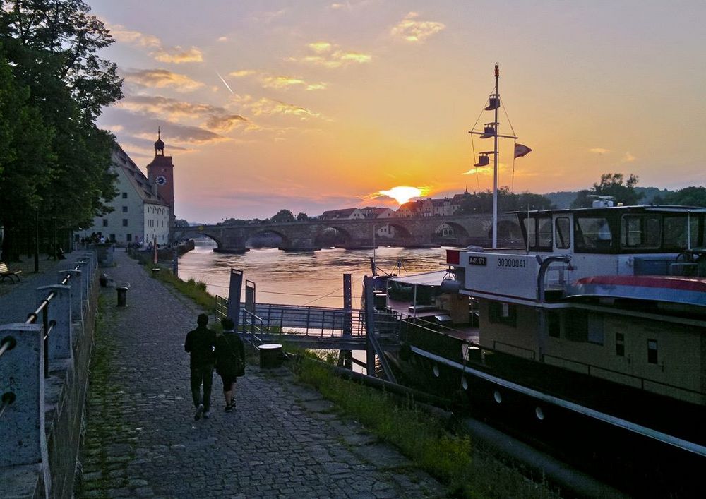 Regensburg mit Steinerner Brücke im Abendlicht