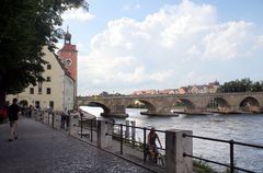 Regensburg: Salzstadel, Brückentor und Steinerne Brücke