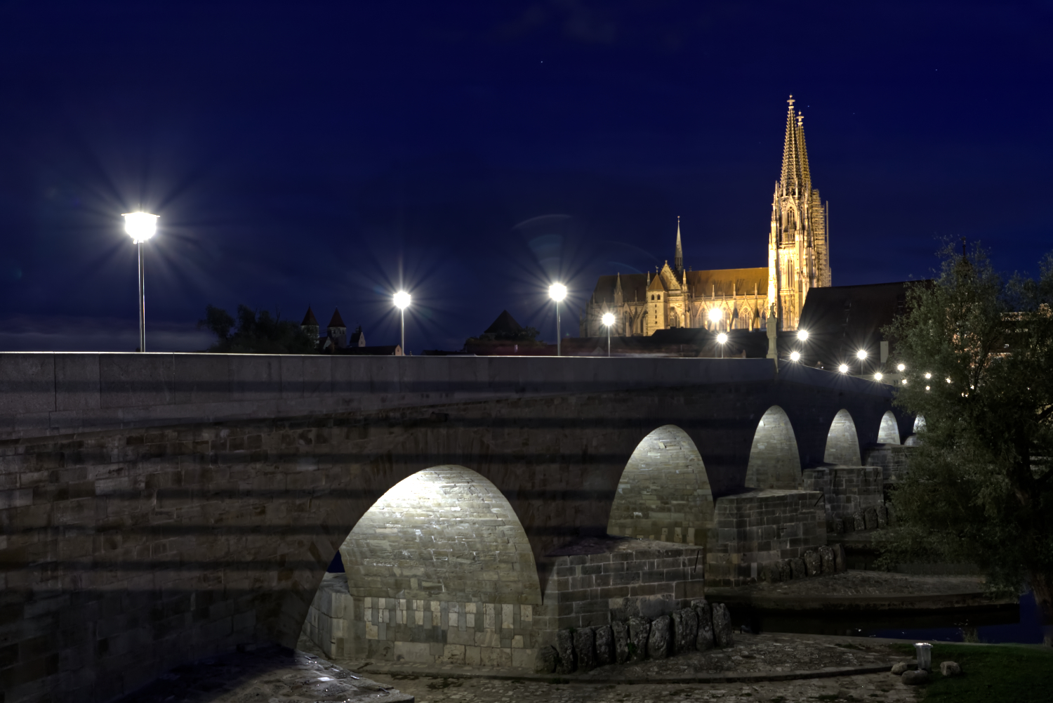 Regensburg - Steinerne Brück mit Dom im Hintergrund