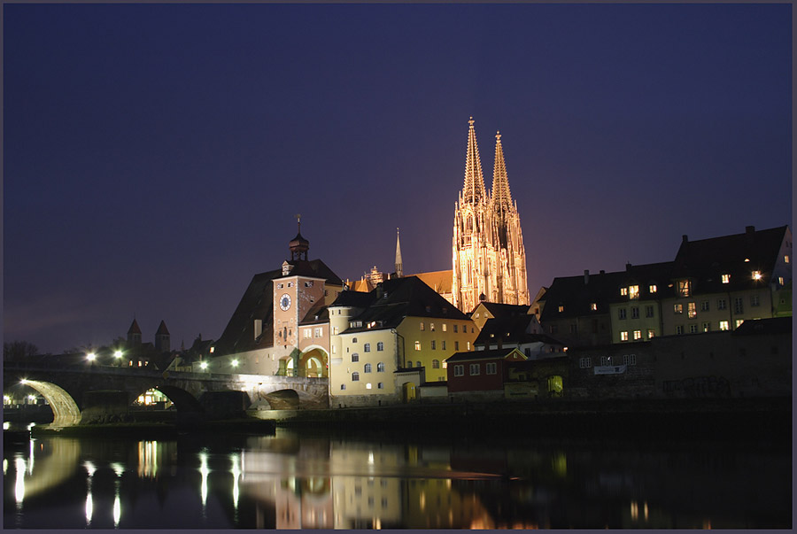 Regensburg Steinerne Brücke mit Salzstadel und Dom