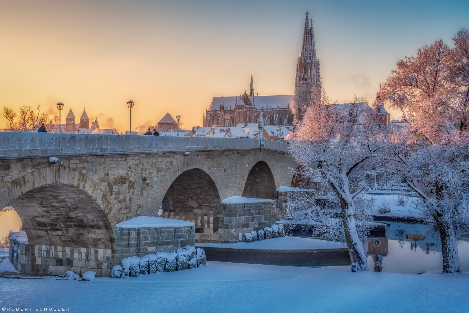 Regensburg: Steinerne Brücke und Dom St. Petrus im Morgenlicht