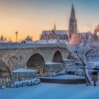 Regensburg: Steinerne Brücke und Dom St. Petrus im Morgenlicht