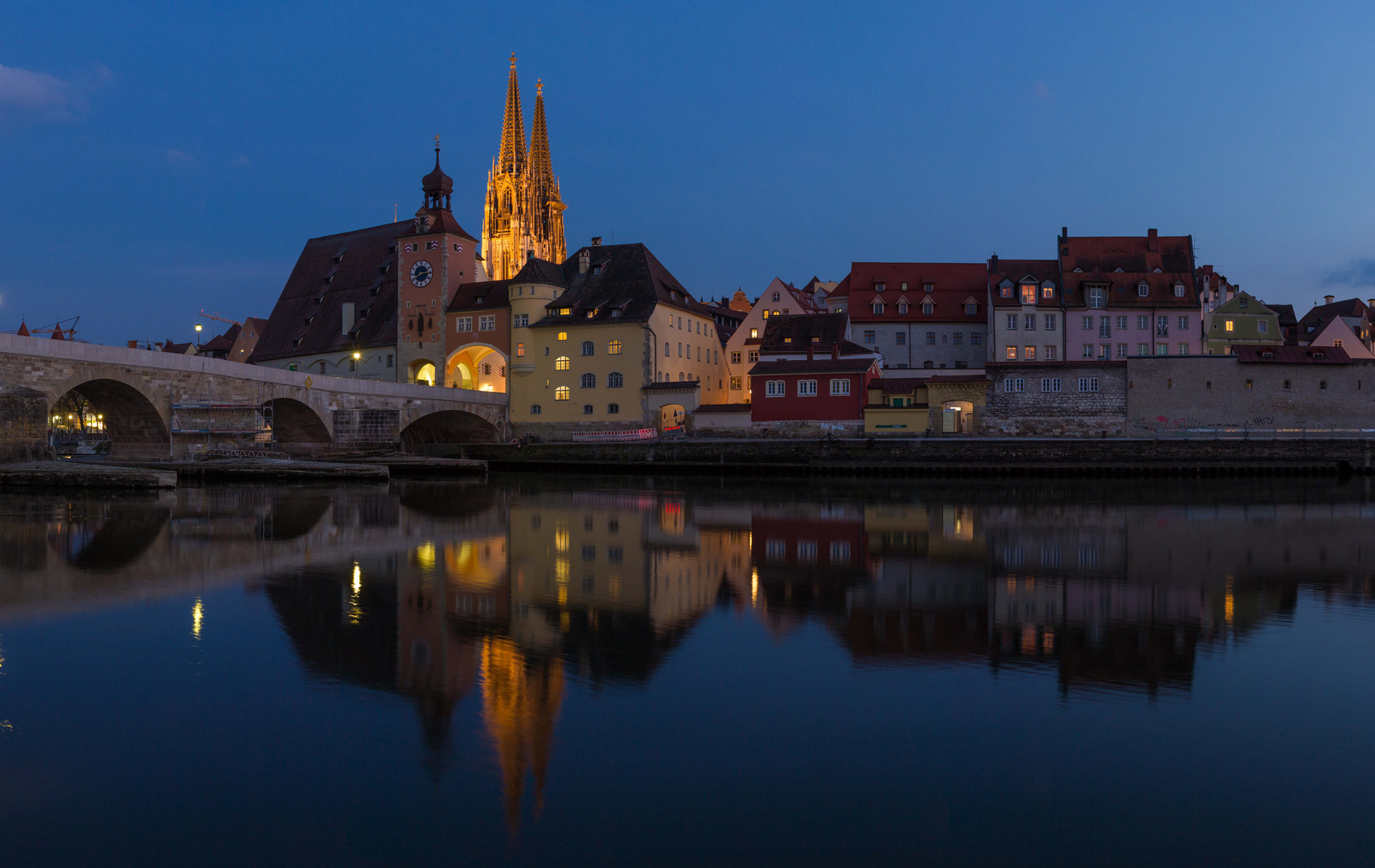 Regensburg zur Blauen Stunde, Panorama an der Donau