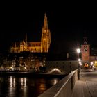 Regensburger Dom und steinerne Brücke bei Nacht