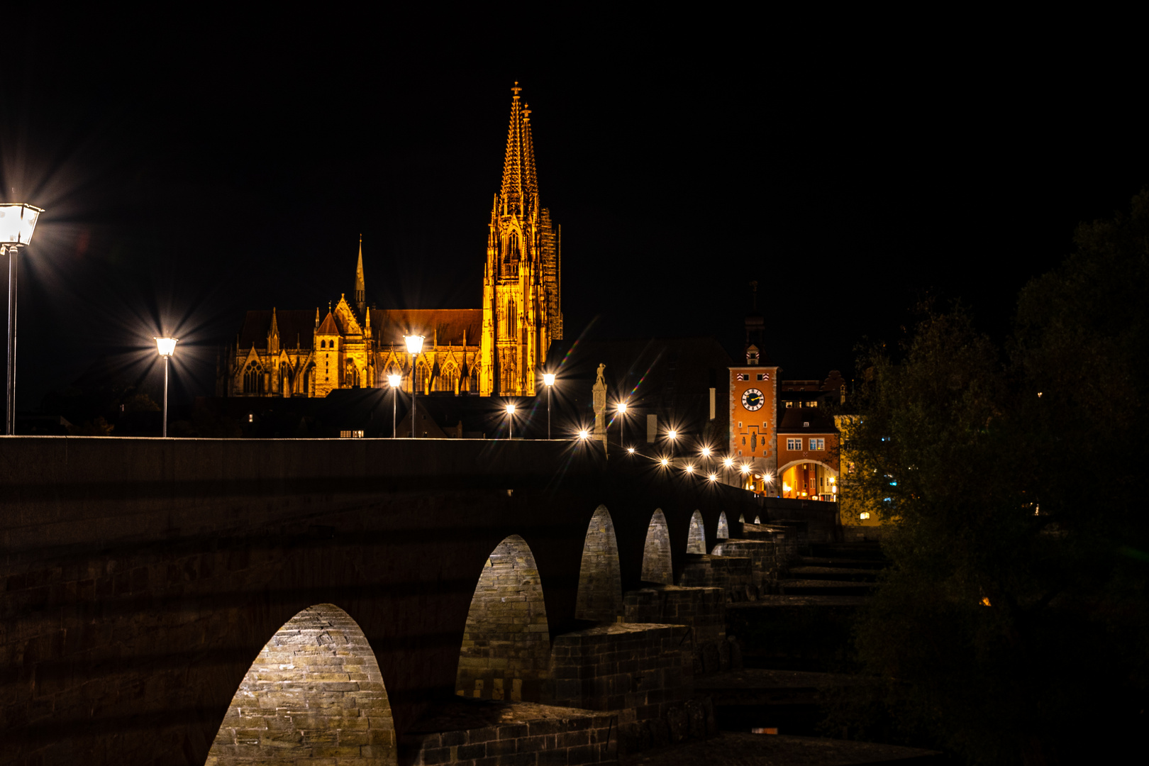 Regensburger Dom und steinerne Brücke bei Nacht