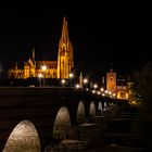 Regensburger Dom und steinerne Brücke bei Nacht