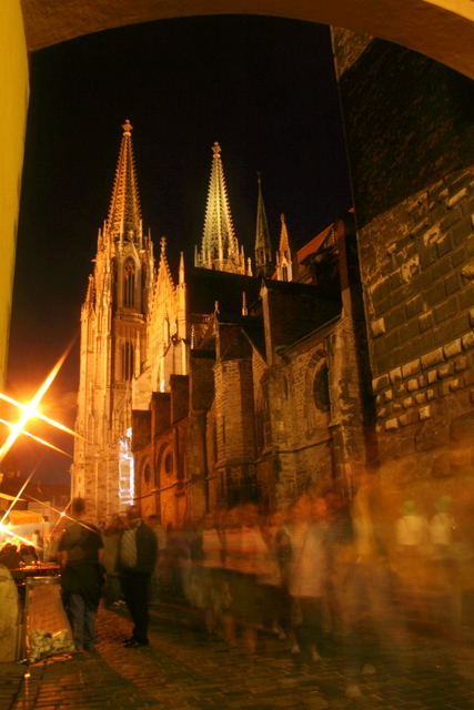 Regensburger Dom unverhüllt des Nachts