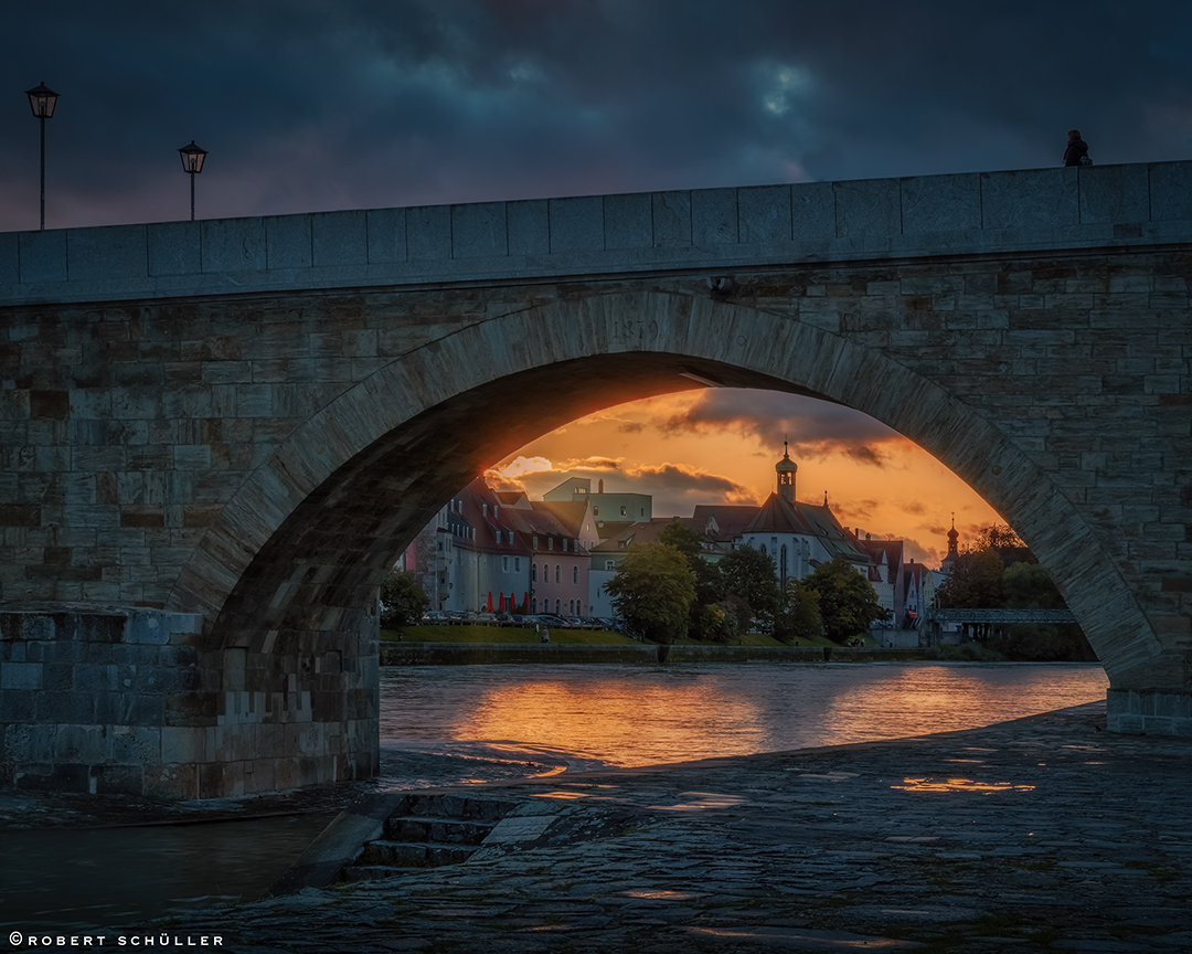  Regensburger Durchblick: Unter der Steinernen Brücke