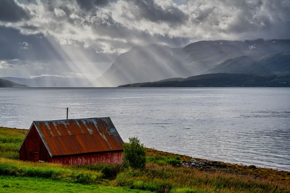 Regenschauer am Fjord