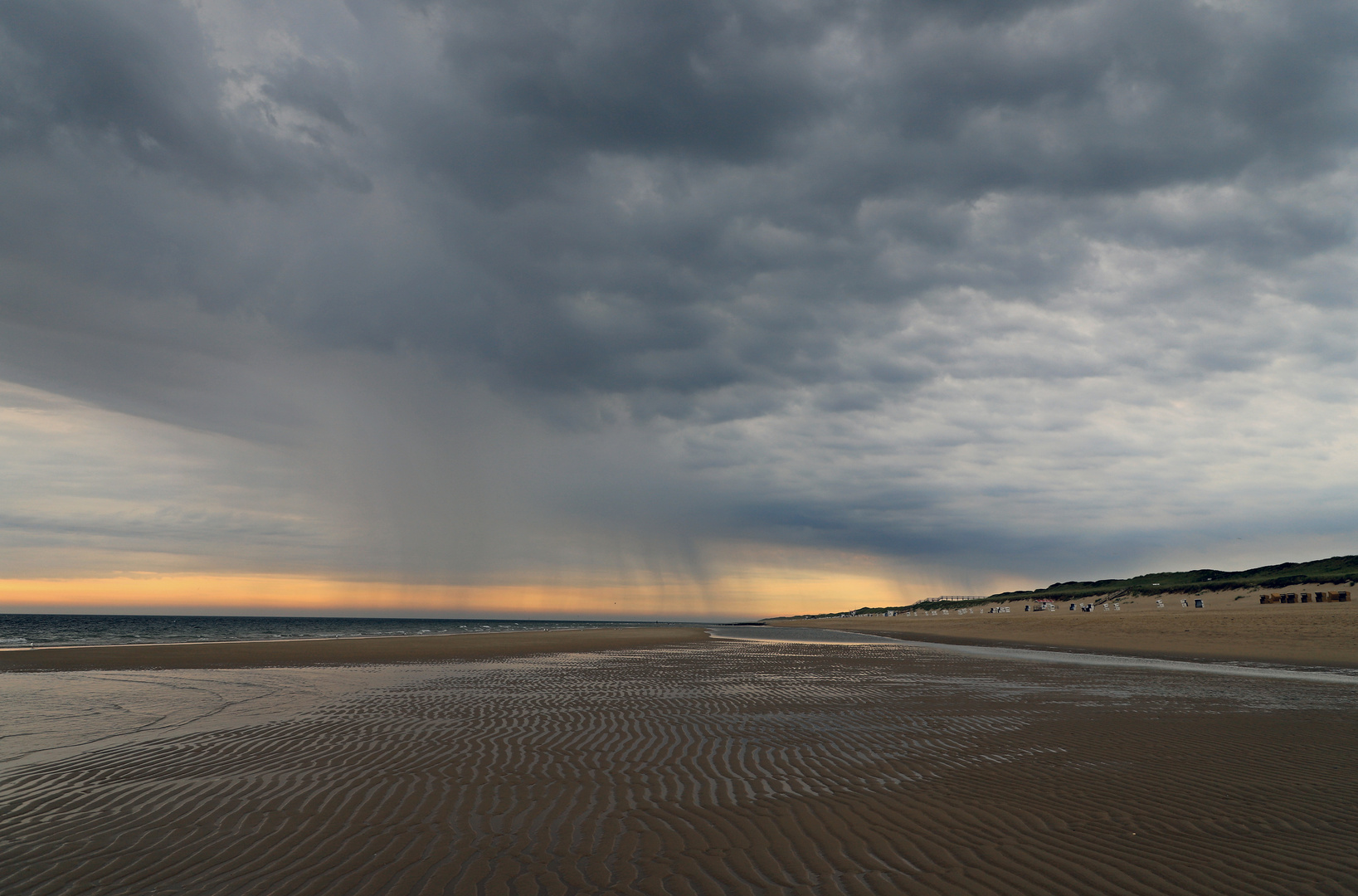 Regenschauer am Strand