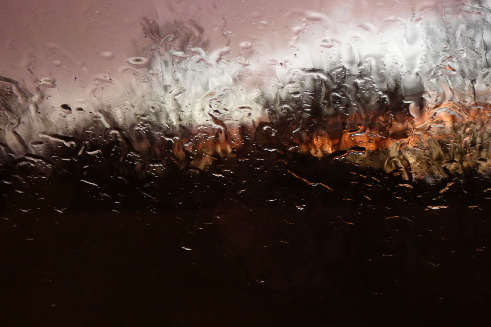 Regenschauer auf dem Dachfenster