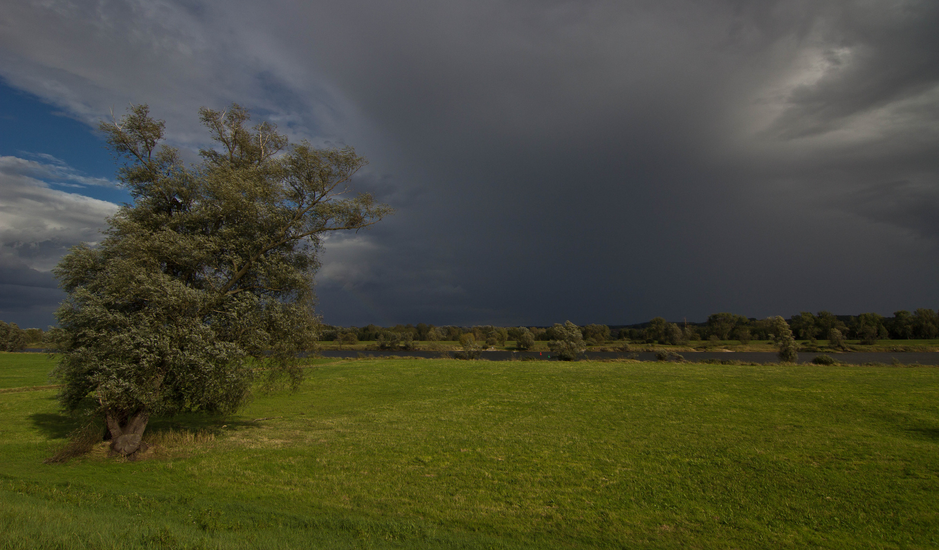 Regenschauer hinter der Oder