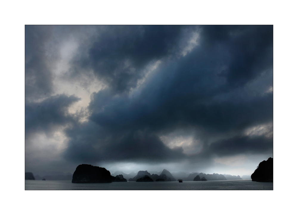 Regenschauer in der Halong Bucht