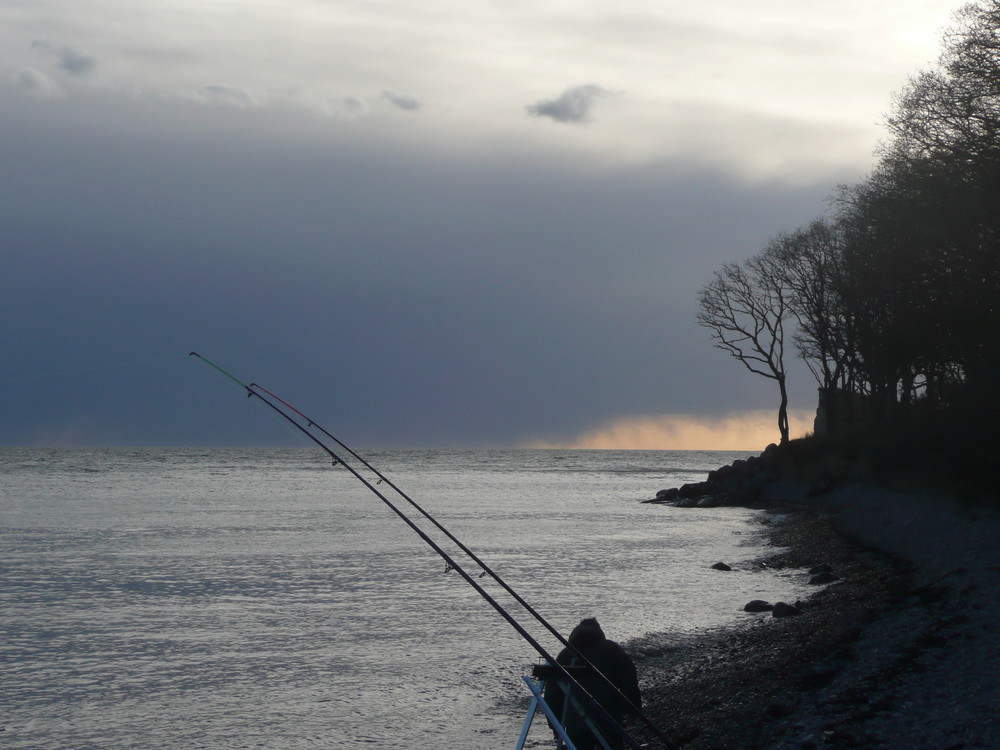 Regenschauer über dem Meer