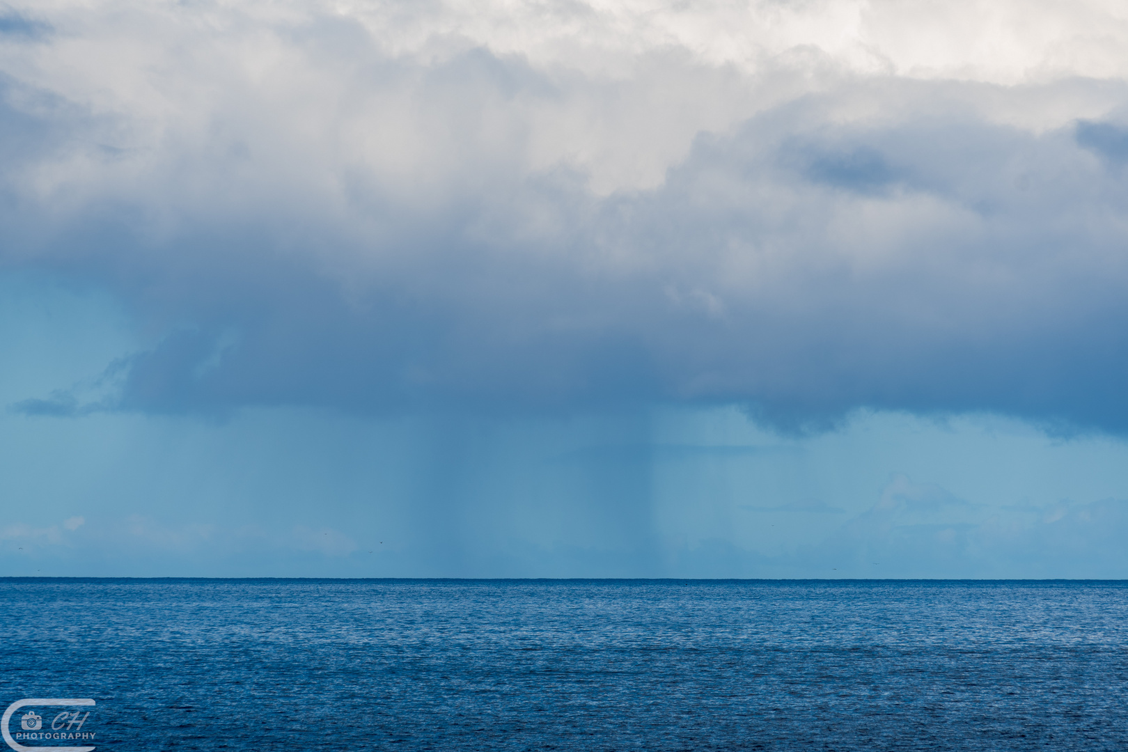 Regenschauer über dem Meer