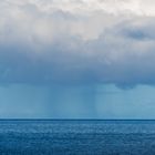 Regenschauer über dem Meer