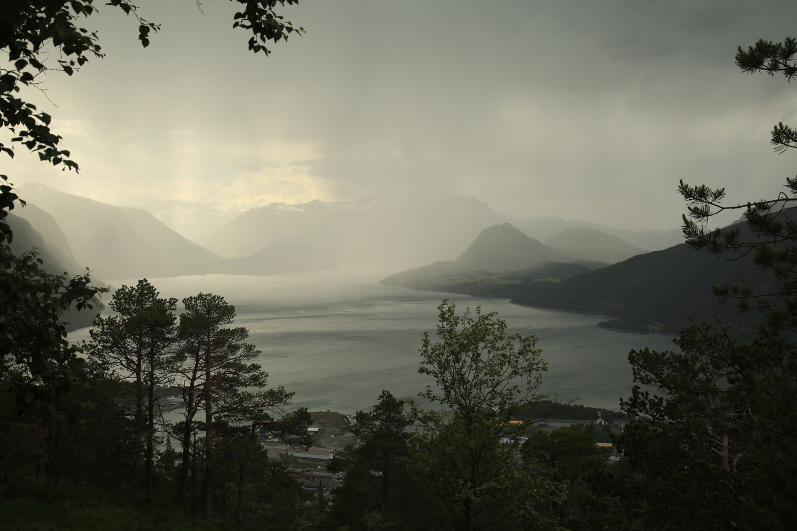 Regenschauer über dem Romsdalsfjord bei Åndalsnes