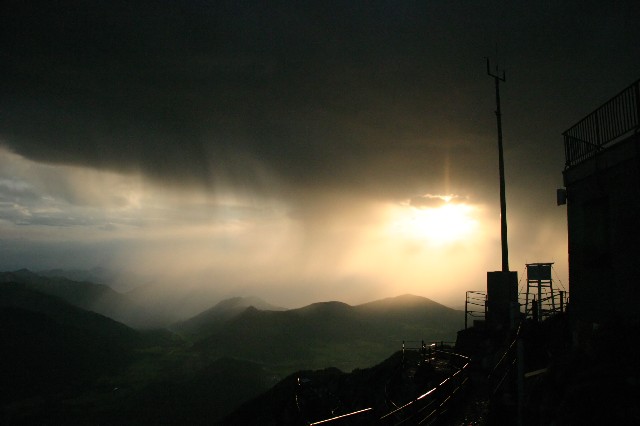 Regenschauer vor der Wetterstation