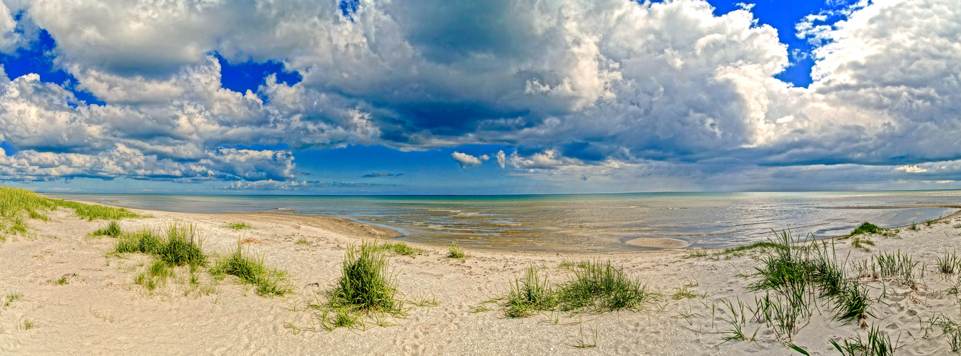 Regenschauer ziehen übers Meer