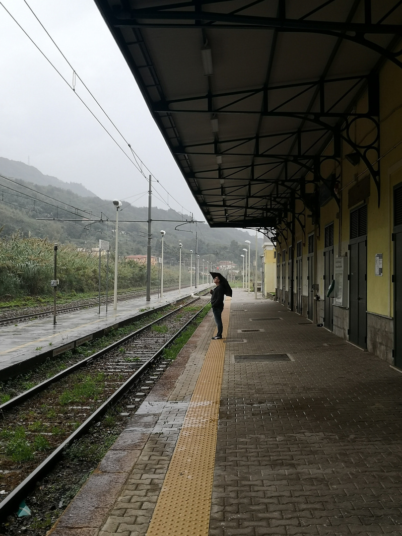 Regenschirm am Bahnhof