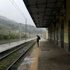 Regenschirm am Bahnhof