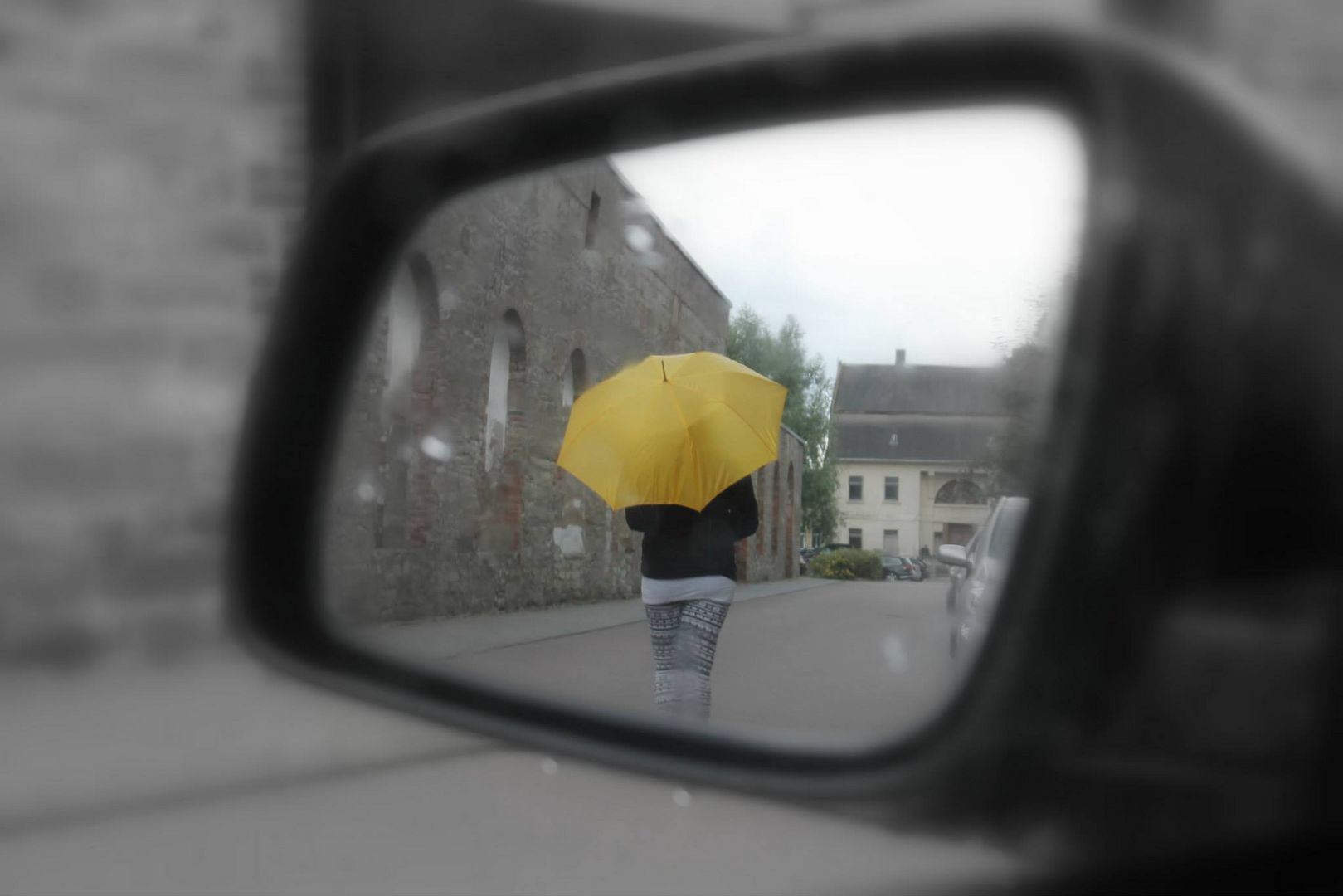 Regenschirm im Rückspiegel