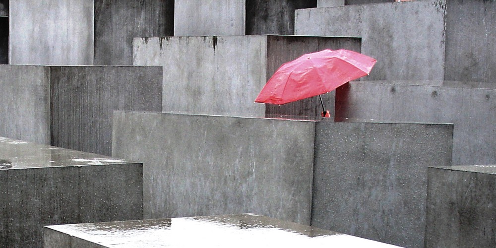 Regenschirm im Stelenfeld
