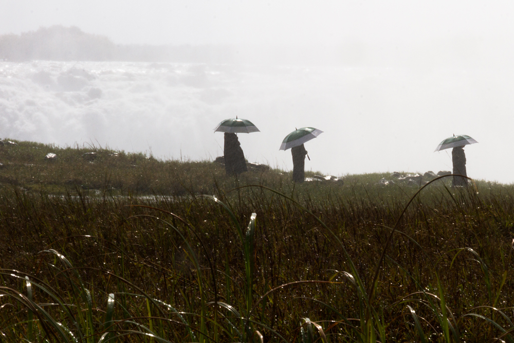 Regenschirme bei den Victoria Falls