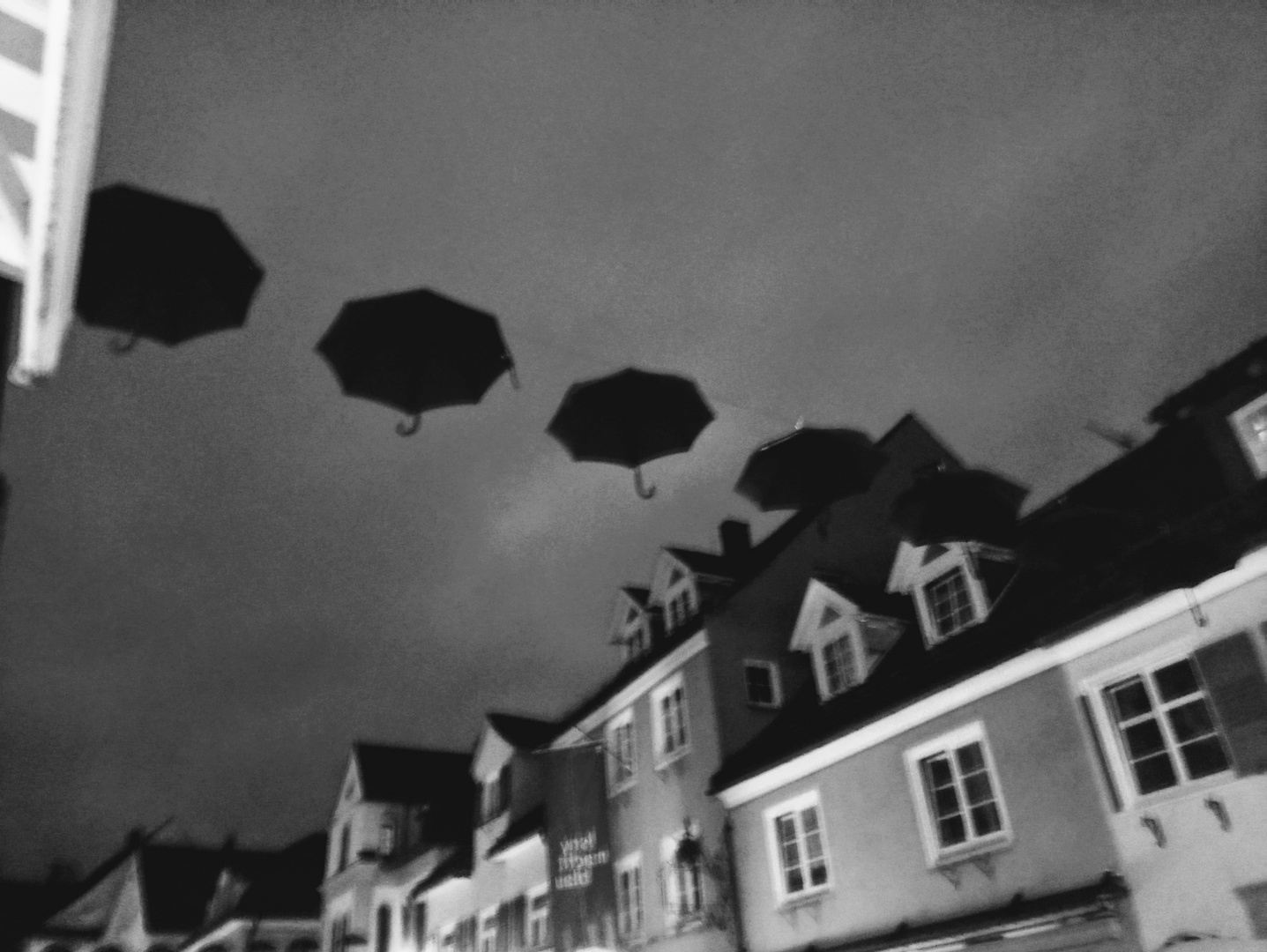 Regenschirme über der Stadt