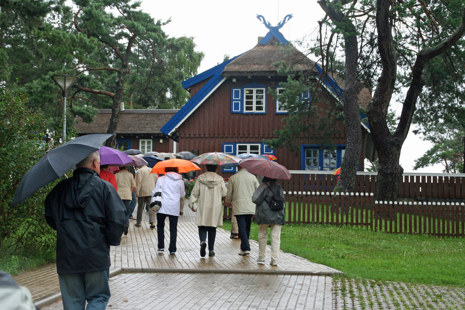 Regenschirmschau vor dem Thomas - Mann - Haus