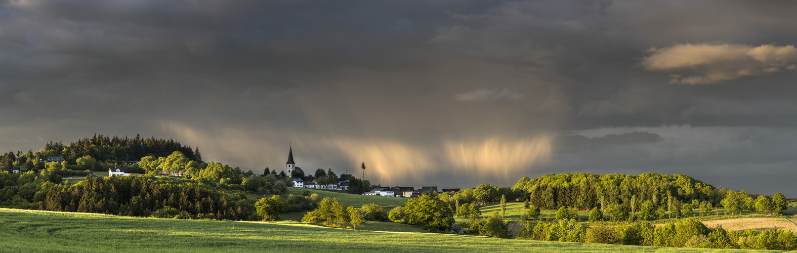 Regenschleier über Reifferscheid, Eifel