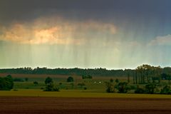 Regenschleier ziehen übers Land