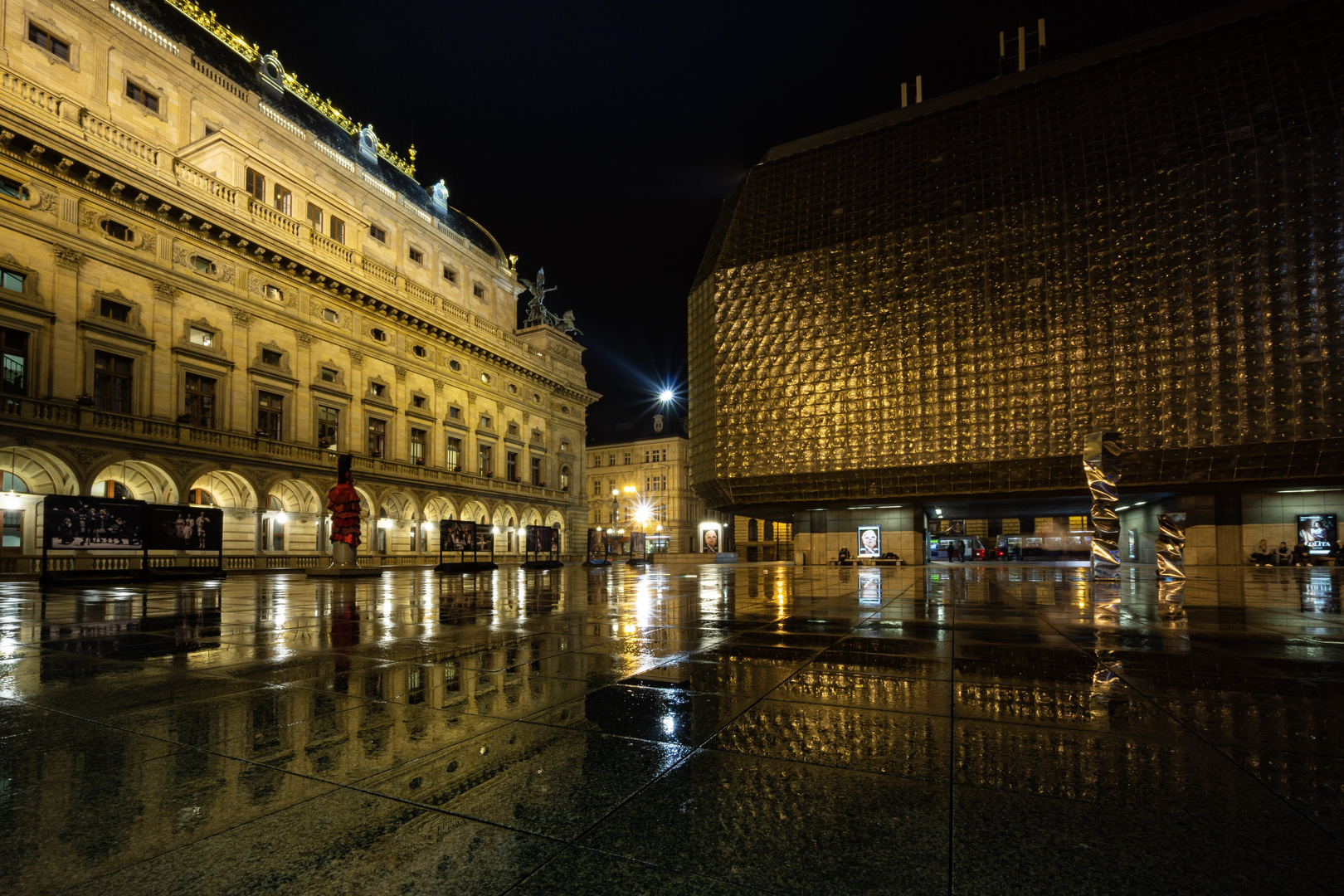 Regenspiegelung in der goldenen Stadt Prag
