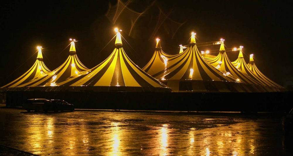 Regenstimmung über Aachen/Bendplatz.Circus Flic-Flac Gigantische 100.mtr.Zeltanlage.T.1