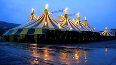 Regenstimmung über Aachen/Bendplatz.Circus Flic-Flac Gigantische 100.mtr.Zeltanlage.Teil 2.