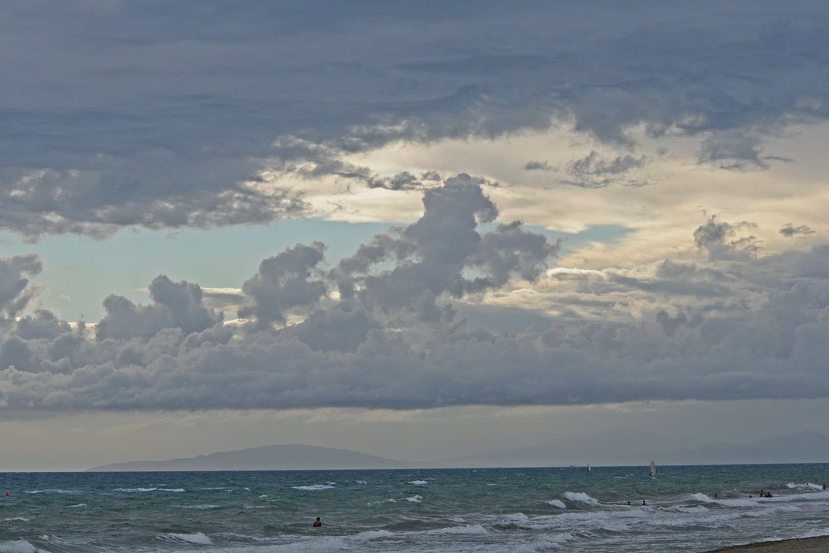 Regenstimmung über dem Meer