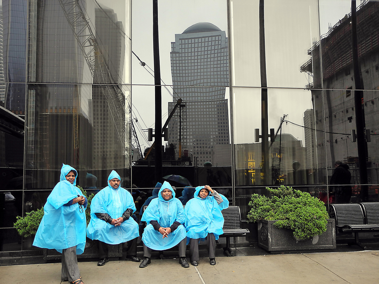 Regentag in NY. Die Türme des neuen World Trade-Centers spiegeln sich in der Fassade des Hochhauses