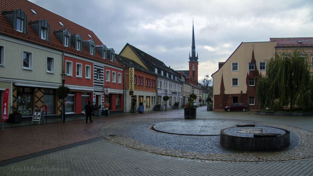 REGENTAG MIT KIRCHE IM HINTERGRUND